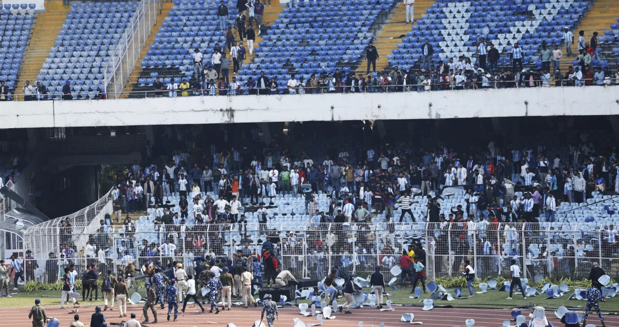 Soccer Football - Argentine soccer star Lionel Messi on a whirlwind tour of India - Vivekananda Yuva Bharati Krirangan, Kolkata, India - December 13, 2025 Riot police is deployed as disappointed fans throw chairs on the field after Argentine soccer star Lionel Messi leaves the stadium REUTERS/Sahiba Chawdhary/Foto: Sahiba Chawdhary