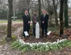 U Nacionalnom vrtu mira u Cardiffu u Walesu, otkriven je Kamen-spomenik Srebrenici, povodom 30. godišnjice genocida počinjenog u julu 1995. godine, kao trajni simbol sjećanja, učenja i borbe protiv negiranja genocida, mržnje i netolerancije. Historijsko otkrivanje Kamen-spomenika Srebrenici održano je u Nacionalnom vrtu mira u Cardiffu, čime je obilježen važan trenutak u kontinuiranoj posvećenosti Walesa kulturi sjećanja, obrazovanju i prevenciji genocida. Ceremoniju je organizovala Remembering Srebrenica Wales, a okupila je političke lidere, predstavnike vjerskih zajednica, organizacije civilnog društva, mlade te članove bosanskohercegovačke zajednice. (Bosnia and Herzegovina UK Network - Anadolu Agency)/