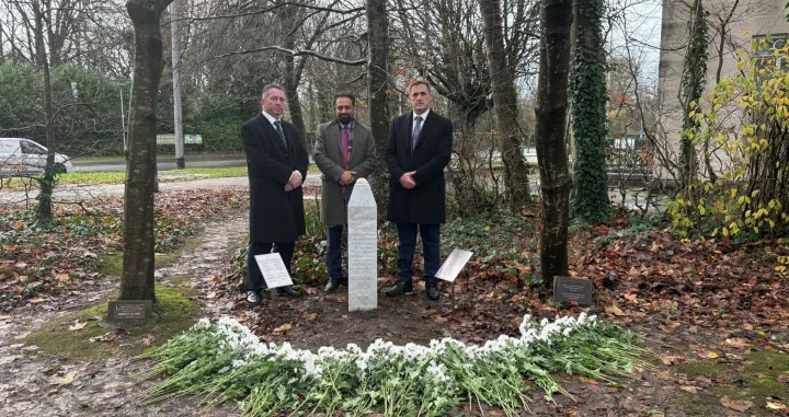 U Nacionalnom vrtu mira u Cardiffu u Walesu, otkriven je Kamen-spomenik Srebrenici, povodom 30. godišnjice genocida počinjenog u julu 1995. godine, kao trajni simbol sjećanja, učenja i borbe protiv negiranja genocida, mržnje i netolerancije. Historijsko otkrivanje Kamen-spomenika Srebrenici održano je u Nacionalnom vrtu mira u Cardiffu, čime je obilježen važan trenutak u kontinuiranoj posvećenosti Walesa kulturi sjećanja, obrazovanju i prevenciji genocida. Ceremoniju je organizovala Remembering Srebrenica Wales, a okupila je političke lidere, predstavnike vjerskih zajednica, organizacije civilnog društva, mlade te članove bosanskohercegovačke zajednice. (Bosnia and Herzegovina UK Network - Anadolu Agency)/