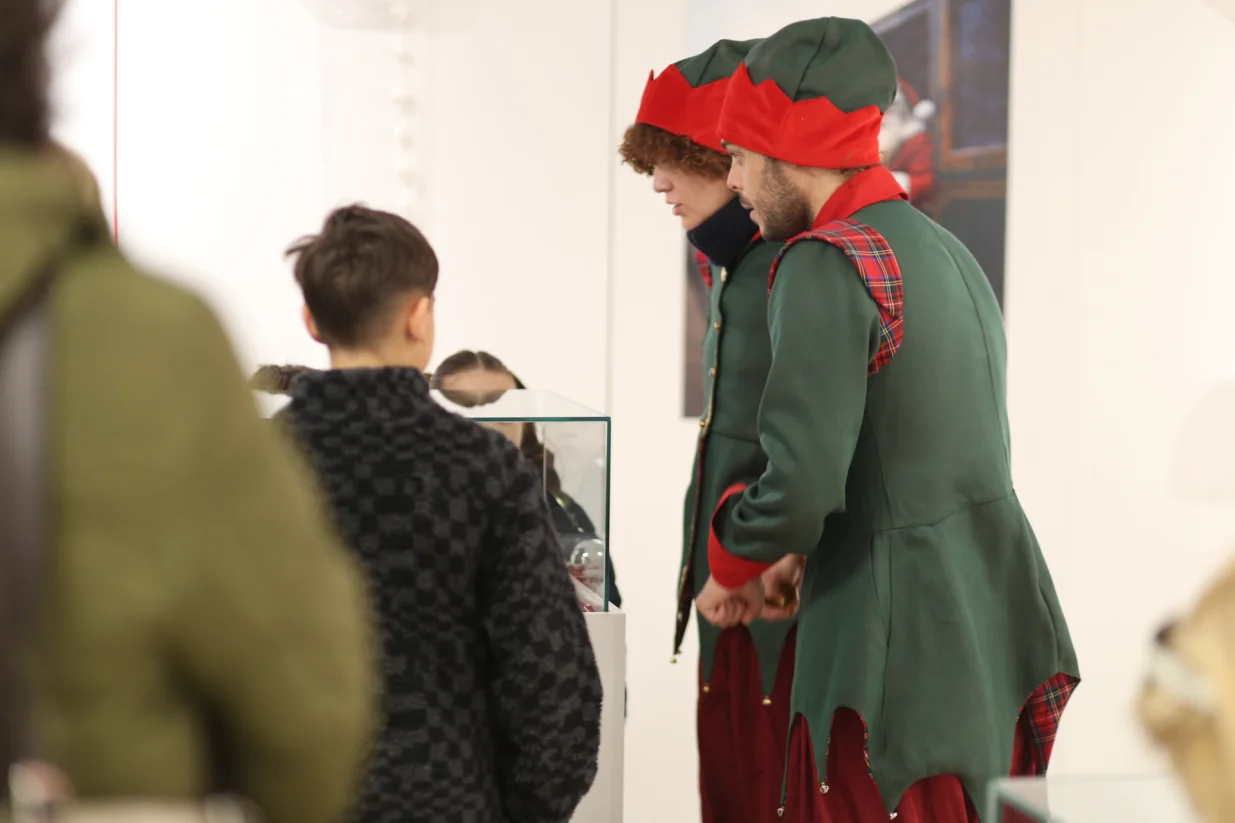 Vilenjaci vode djecu kroz Polarni muzej/