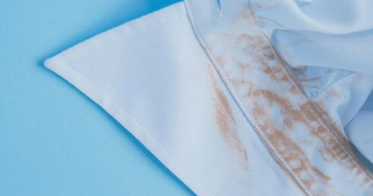 Bijela košulja bez mrlja za tren oka/Free Pik