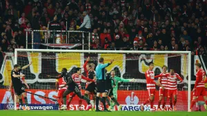 Soccer Football - DFB Cup - Round of 16 - 1. FC Union Berlin v Bayern Munich - Stadion An der Alten Forsterei, Berlin, Germany - December 3, 2025 Bayern Munich's Dayot Upamecano, Josip Stanisic and Harry Kane celebrate their first goal, an own goal scored by 1. FC Union Berlin's Ilyas Ansah REUTERS/Lisi Niesner DFB REGULATIONS PROHIBIT ANY USE OF PHOTOGRAPHS AS IMAGE SEQUENCES AND/OR QUASI-VIDEO./Foto: Lisi Niesner