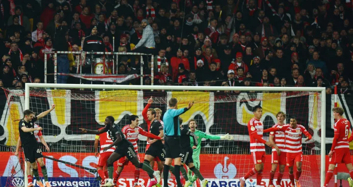 Soccer Football - DFB Cup - Round of 16 - 1. FC Union Berlin v Bayern Munich - Stadion An der Alten Forsterei, Berlin, Germany - December 3, 2025 Bayern Munich's Dayot Upamecano, Josip Stanisic and Harry Kane celebrate their first goal, an own goal scored by 1. FC Union Berlin's Ilyas Ansah REUTERS/Lisi Niesner DFB REGULATIONS PROHIBIT ANY USE OF PHOTOGRAPHS AS IMAGE SEQUENCES AND/OR QUASI-VIDEO./Foto: Lisi Niesner