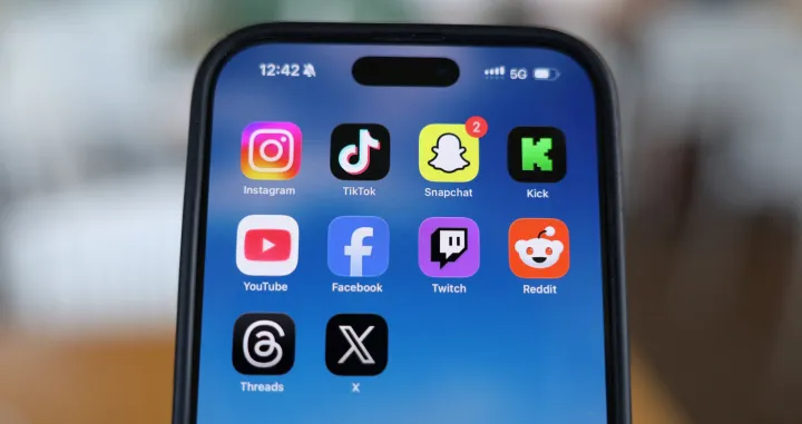Instagram, TikTok, Snapchat, Kick, YouTube, Facebook, Twitch, Reddit, Threads and X applications are displayed on a mobile phone ahead of new law banning social media for users under 16 in Australia, in this picture illustration taken on December 9, 2025. REUTERS/Hollie Adams/Illustration/Hollie Adams