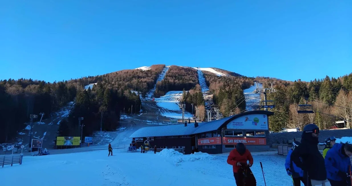 bjela&scaron;nica skija&scaron;i, malo snijega/Tanja Cerić