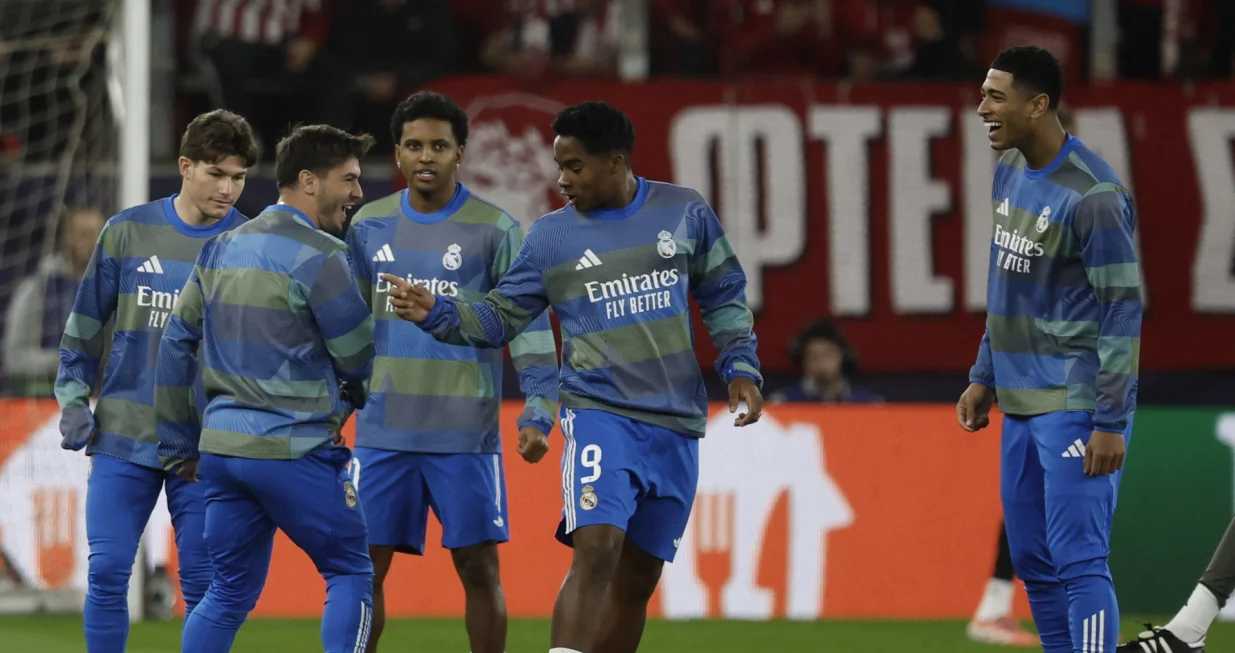 Soccer Football - UEFA Champions League - Olympiacos v Real Madrid - Georgios Karaiskakis Stadium, Piraeus, Greece - November 26, 2025 Real Madrid's Endrick and Jude Bellingham during the warm up before the match REUTERS/Louiza Vradi/Foto: Louiza Vradi