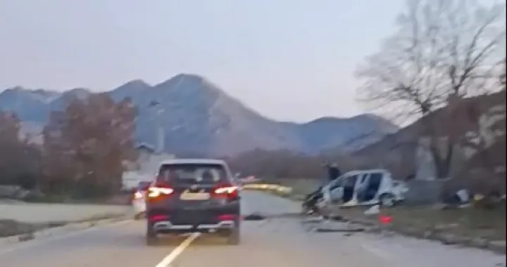 Uni&scaron;teno vozilo/Dru&scaron;tvene mreže//