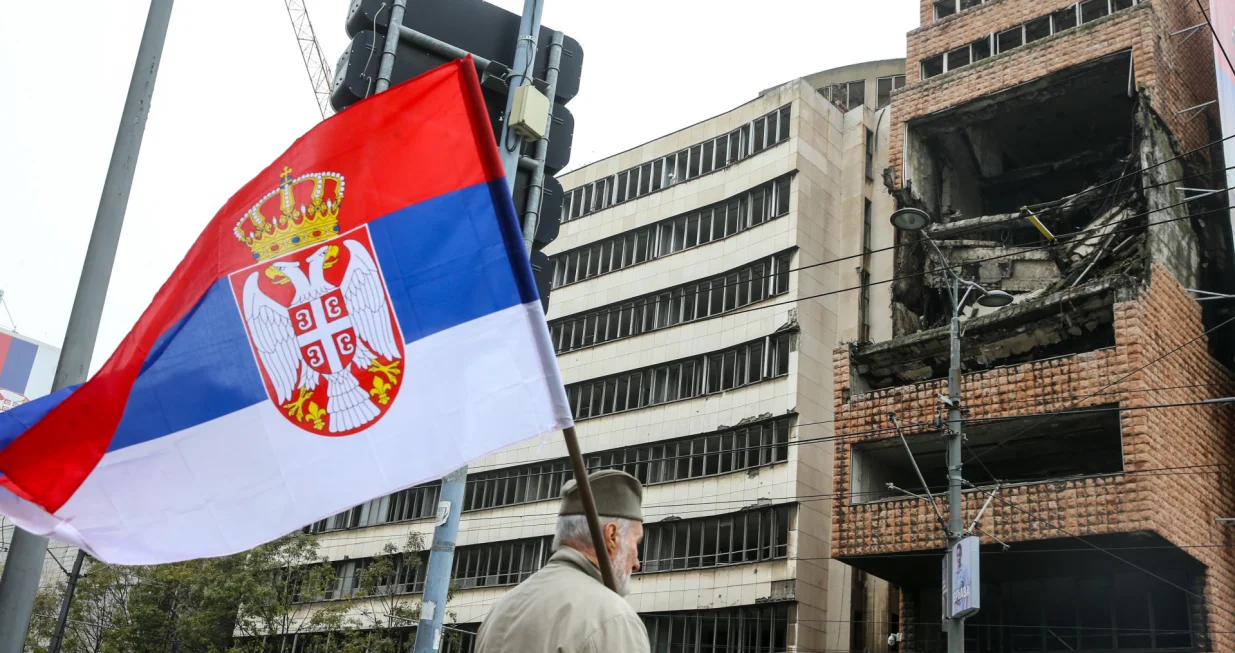 BEOGRAD, SRBIJA - 11. novembar 2025: Kompleks od dvije zgrade u kojima se nalazio GeneralЕЎtab i ministarstvo odbrane (sekretarijat za narodnu odbranu) SFRJ izgraД'en je tokom 1950-ih godina.Projektant je bio Nikola DobroviД&Dagger;, a za gradnju kaskadnih graД'evina smjeЕЎtenih s obje strane Nemanjine ulice u centru Beograda koriЕЎten je tamno crveni kamen iz KosjeriД&Dagger;a i bijeli mramor sa otoka BraДЌa.Objekat je pogoД'en tokom NATO intervencije 1999. godine i teЕЎko oЕЎteД&Dagger;en.Zgrada je 2005. proglaЕЎena za spomenik kulture. SkupЕЎtina Srbije nedavno je usvojila poseban zakon kojim se omoguД&Dagger;ava revitalizacija zgrade GeneralЕЎtaba bivЕЎe jugoslovenske vojske.Pomenutim zakonom ukida se status zaЕЎtiД&Dagger;enog kulturnog dobra. (Filip Stevanovic - Anadolu Agency)/