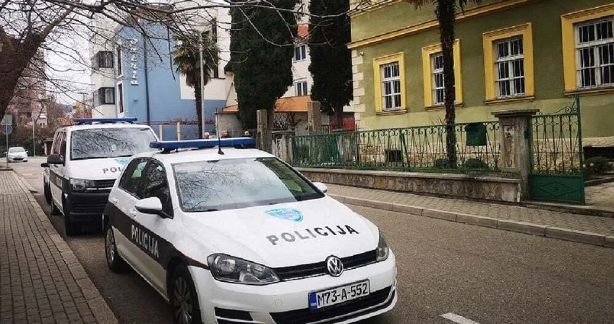 Policija ispred jedne od &scaron;kola u Mostaru/