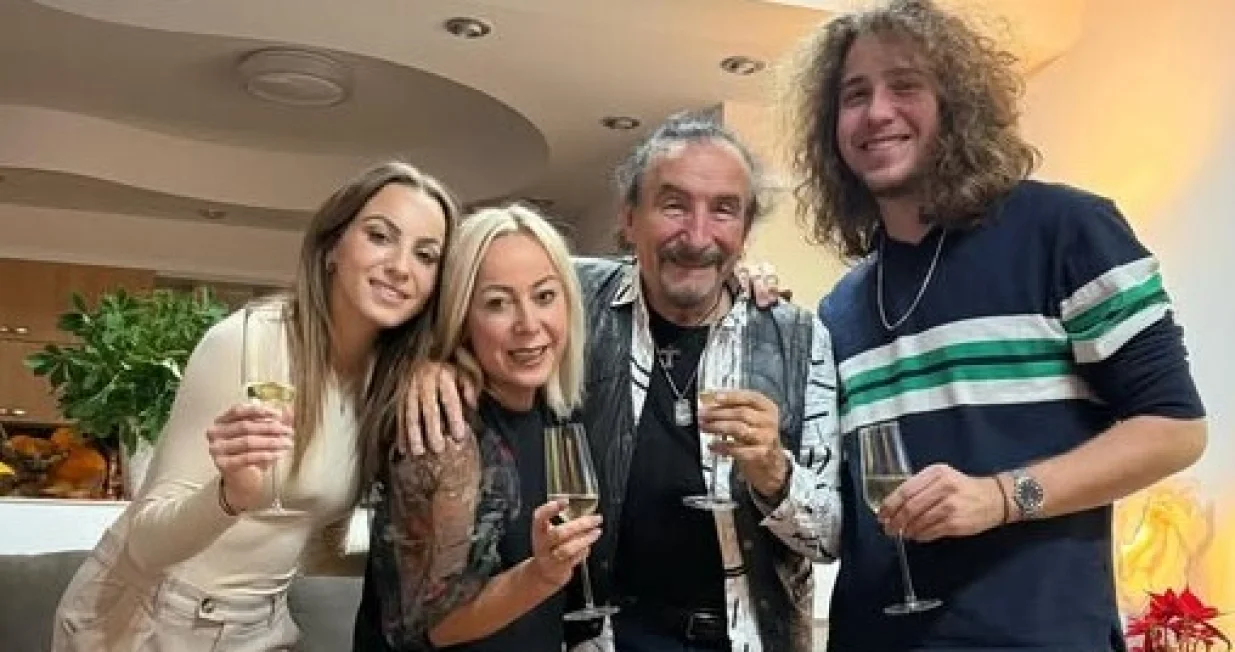 Bebek sa suprugom i djecom/Facebook/