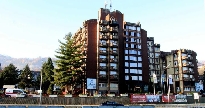 Tuzla, BiH, 5. novembar 2025: Najmanje 11 osoba je poginulo, a viЕЎe od 20 povrijeД'eno u velikom poЕѕaru koji je sinoД&Dagger; oko 20.45 sati izbio na sedmom spratu Doma penzionera u Tuzli (Ahmet Besic - Anadolu Agency)/