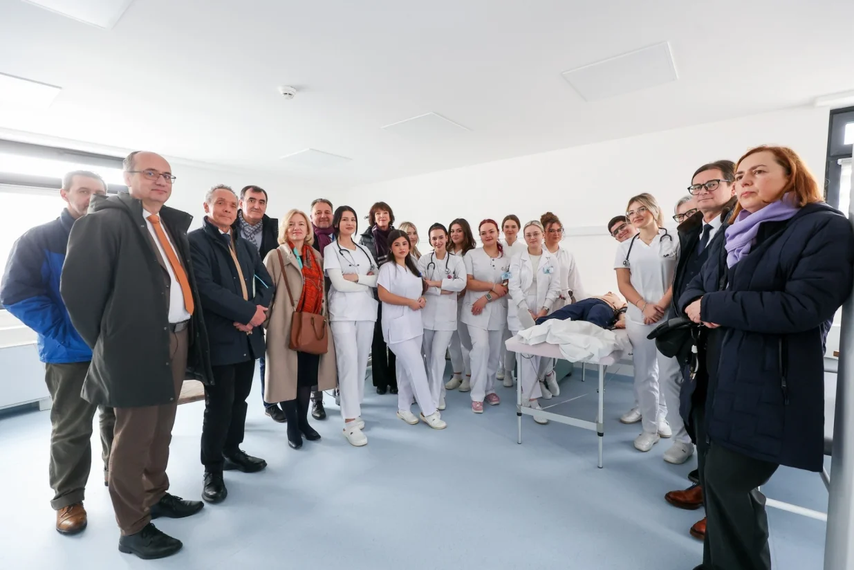 Povodom obilježavanja 80 godina Ujedinjenih nacija, zgrada Fakulteta zdravstvenih studija oslikana je muralom akademskog umjetnika Adnana Dupanovića. Mural je inspirisan Ciljem održivog razvoja 17 &ndash; Partnerstvom do ciljeva/Armin Durgut