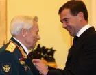 Kalashnikov, Medvedev - Dmitrij Medvedev dodjeljuje Kala&scaron;njikovu, za njegov 90-ti rođendan, najvi&scaron;e počasno zvanje Heroja Ruske Federacije Wikipedia/Wikipedia