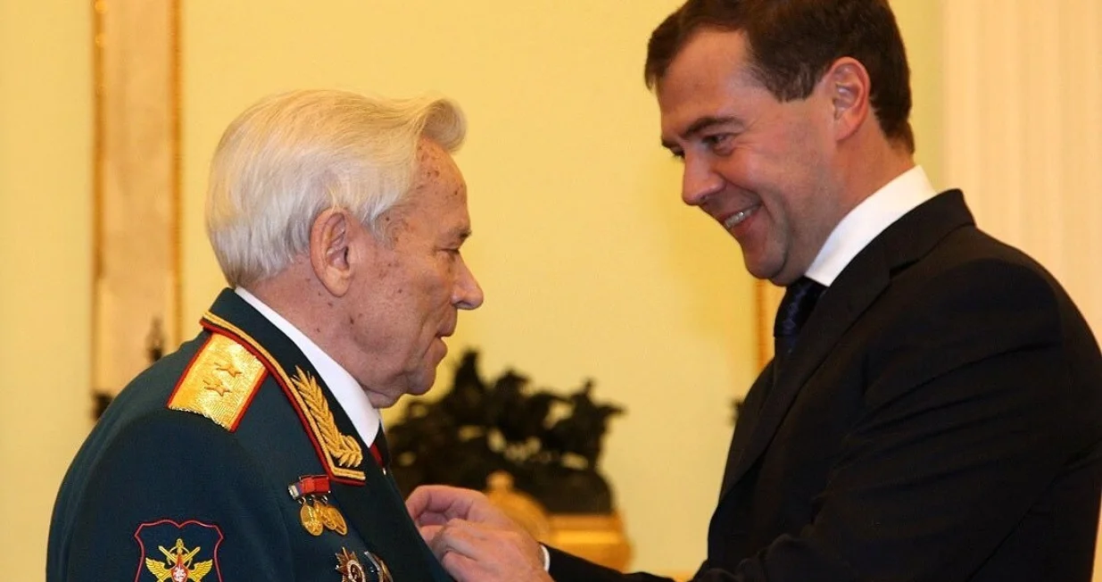 Kalashnikov, Medvedev - Dmitrij Medvedev dodjeljuje Kala&scaron;njikovu, za njegov 90-ti rođendan, najvi&scaron;e počasno zvanje Heroja Ruske Federacije Wikipedia/Wikipedia