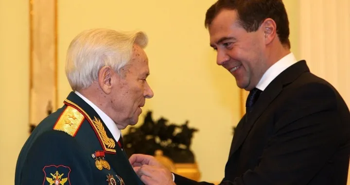 Kalashnikov, Medvedev - Dmitrij Medvedev dodjeljuje Kala&scaron;njikovu, za njegov 90-ti rođendan, najvi&scaron;e počasno zvanje Heroja Ruske Federacije Wikipedia/Wikipedia