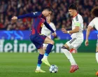 Soccer Football - UEFA Champions League - FC Barcelona v Eintracht Frankfurt - Camp Nou, Barcelona, Spain - December 9, 2025 FC Barcelona's Robert Lewandowski in action with Eintracht Frankfurt's Robin Koch REUTERS/Albert Gea/Foto: Albert Gea