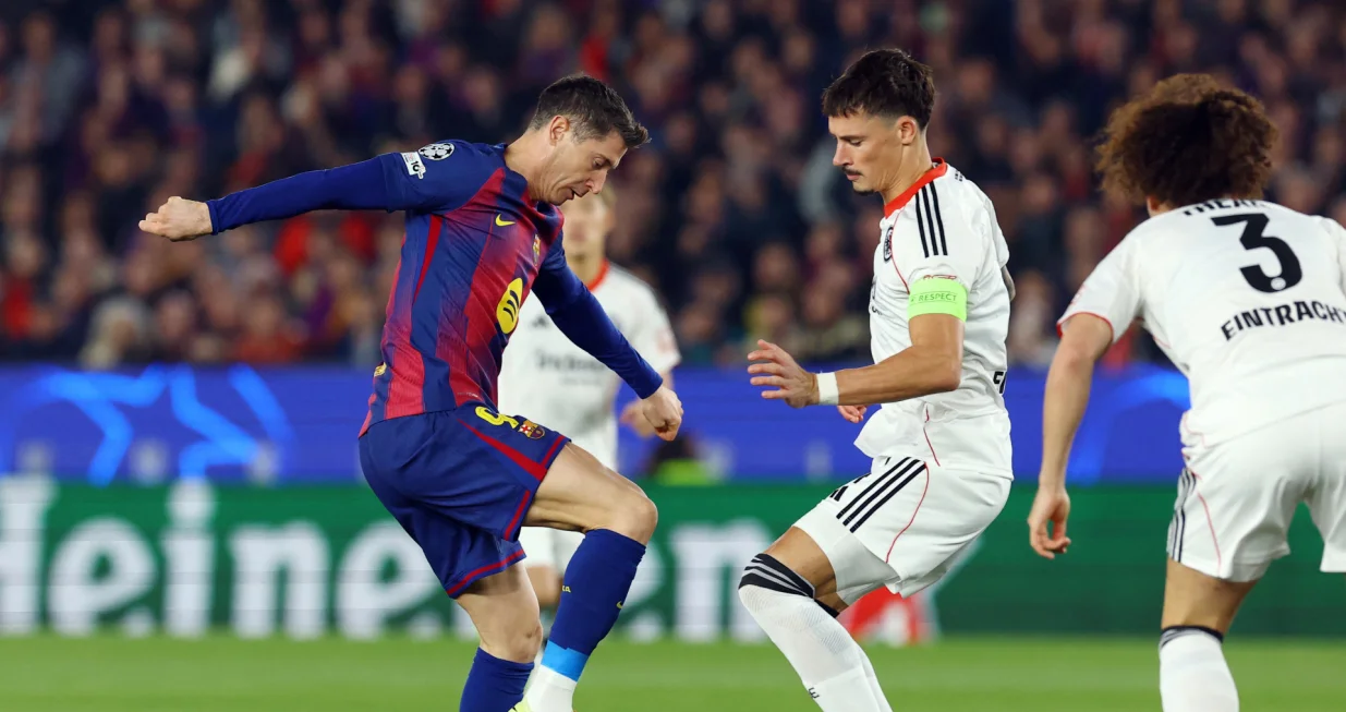 Soccer Football - UEFA Champions League - FC Barcelona v Eintracht Frankfurt - Camp Nou, Barcelona, Spain - December 9, 2025 FC Barcelona's Robert Lewandowski in action with Eintracht Frankfurt's Robin Koch REUTERS/Albert Gea/Foto: Albert Gea