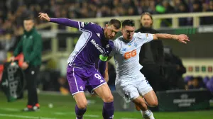 Soccer Football - UEFA Conference League - Fiorentina v Dynamo Kyiv - Stadio Artemio Franchi, Florence, Italy - December 11, 2025 Fiorentina's Edin Dzeko in action with Dynamo Kyiv's Oleksandr Tymchyk REUTERS/Jennifer Lorenzini/Foto: Jennifer Lorenzini