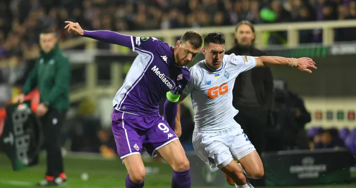 Soccer Football - UEFA Conference League - Fiorentina v Dynamo Kyiv - Stadio Artemio Franchi, Florence, Italy - December 11, 2025 Fiorentina's Edin Dzeko in action with Dynamo Kyiv's Oleksandr Tymchyk REUTERS/Jennifer Lorenzini/Foto: Jennifer Lorenzini
