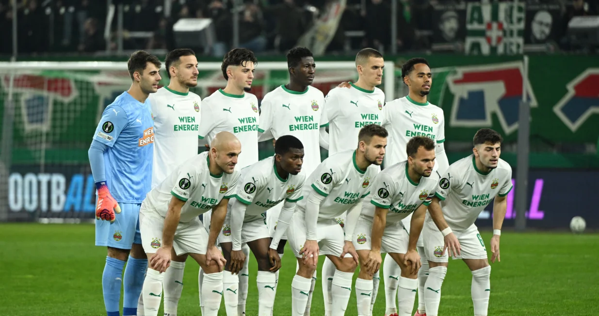 Soccer Football - UEFA Conference League - SK Rapid Wien v Omonia Nicosia - Allianz Stadion, Vienna, Austria - December 11, 2025 SK Rapid Wien players pose for a team group photo before the match REUTERS/Elisabeth Mandl/Foto: Elisabeth Mandl