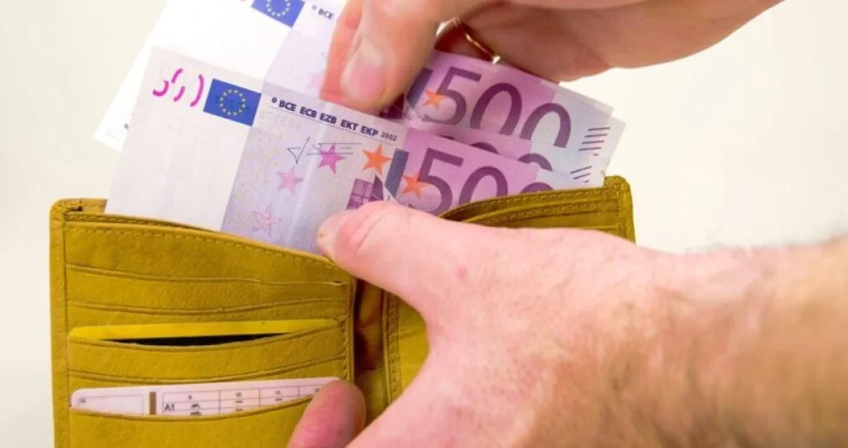 euro, euri. zamjena novca u eure/Freepik