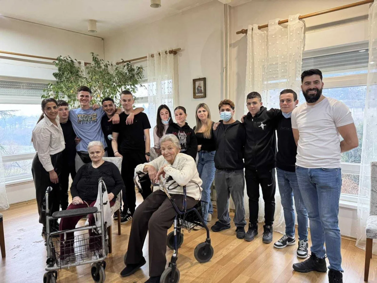 Učenici su obradovali i najstarije/