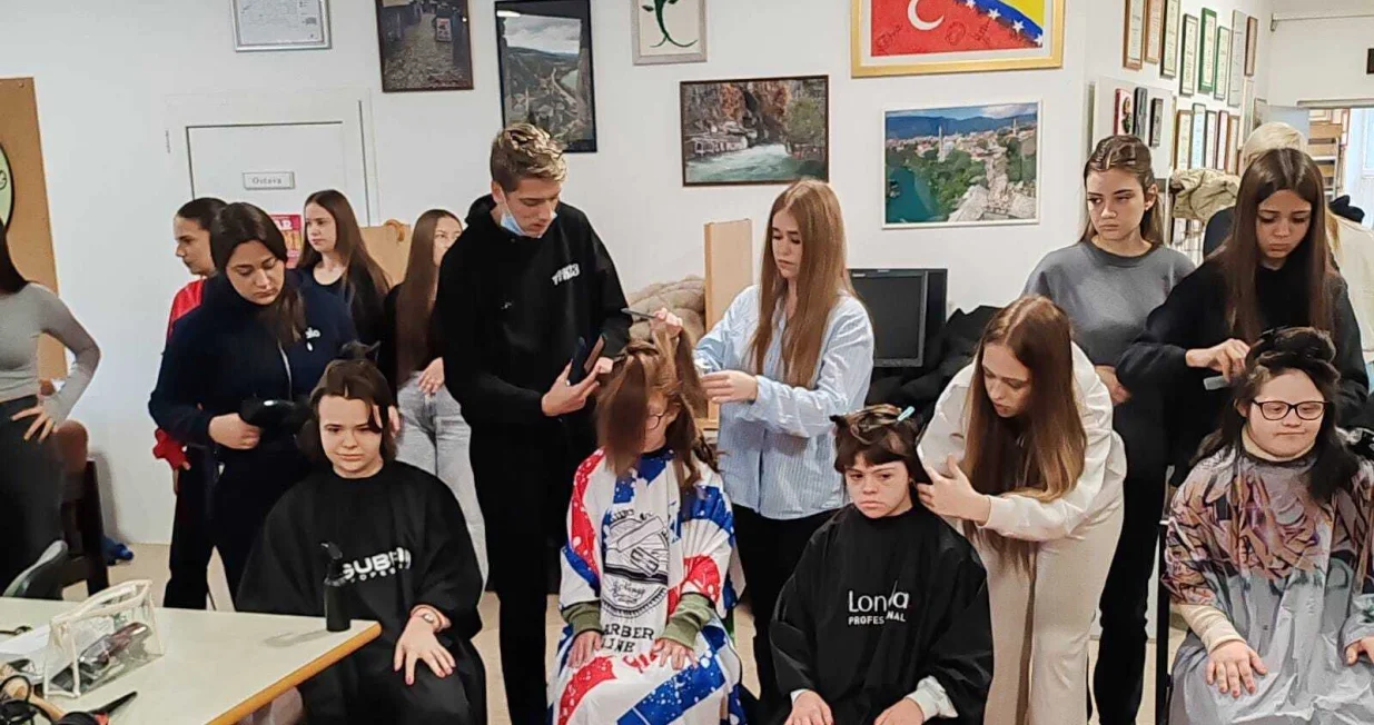 Pružili su frizerske i kozmetičarske usluge/