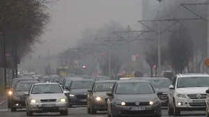 otoka zima zagađenje maska mjerna stanica zagađenosti zraka dalekovod automobili/Senad Gubelić