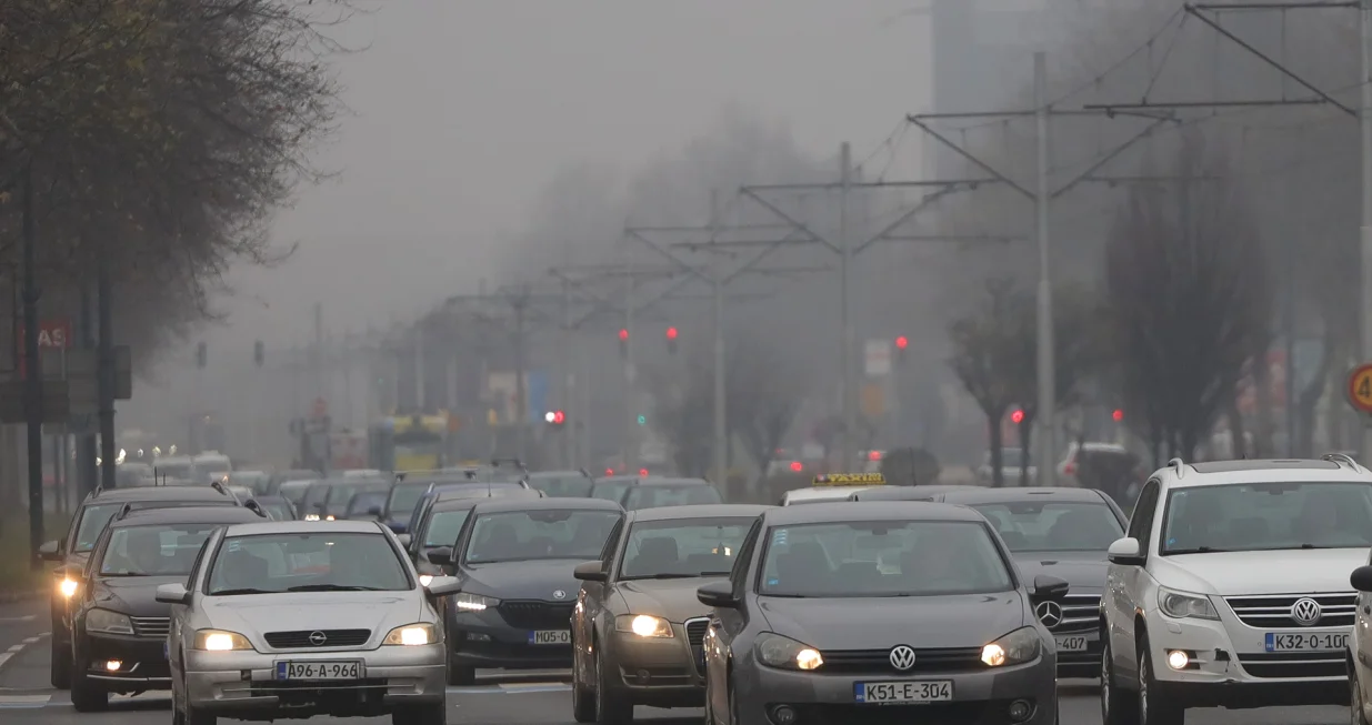 otoka zima zagađenje maska mjerna stanica zagađenosti zraka dalekovod automobili/Senad Gubelić