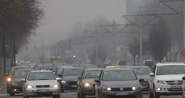 otoka zima zagađenje maska mjerna stanica zagađenosti zraka dalekovod automobili/Senad Gubelić