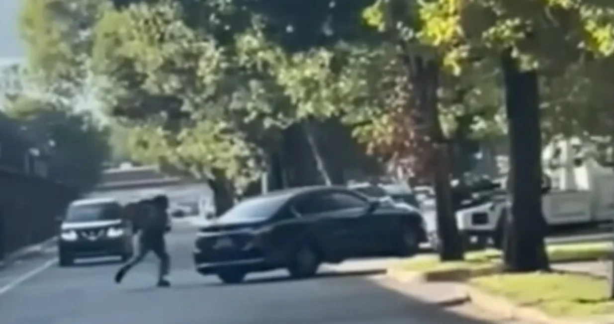 Vozač vučne službe na Floridi odvukao auto s djetetom koje je ispalo iz vozila/Screenshot 