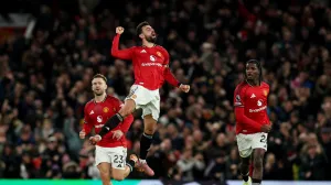 Soccer Football - Premier League - Manchester United v AFC Bournemouth - Old Trafford, Manchester, Britain - December 15, 2025 Manchester United's Bruno Fernandes celebrates scoring their third goal with Manchester United's Luke Shaw and Manchester United's Ayden Heaven REUTERS/Phil Noble EDITORIAL USE ONLY. NO USE WITH UNAUTHORIZED AUDIO, VIDEO, DATA, FIXTURE LISTS, CLUB/LEAGUE LOGOS OR 'LIVE' SERVICES. ONLINE IN-MATCH USE LIMITED TO 120 IMAGES, NO VIDEO EMULATION. NO USE IN BETTING, GAMES OR SINGLE CLUB/LEAGUE/PLAYER PUBLICATIONS. PLEASE CONTACT YOUR ACCOUNT REPRESENTATIVE FOR FURTHER DETAILS../Foto: Phil Noble