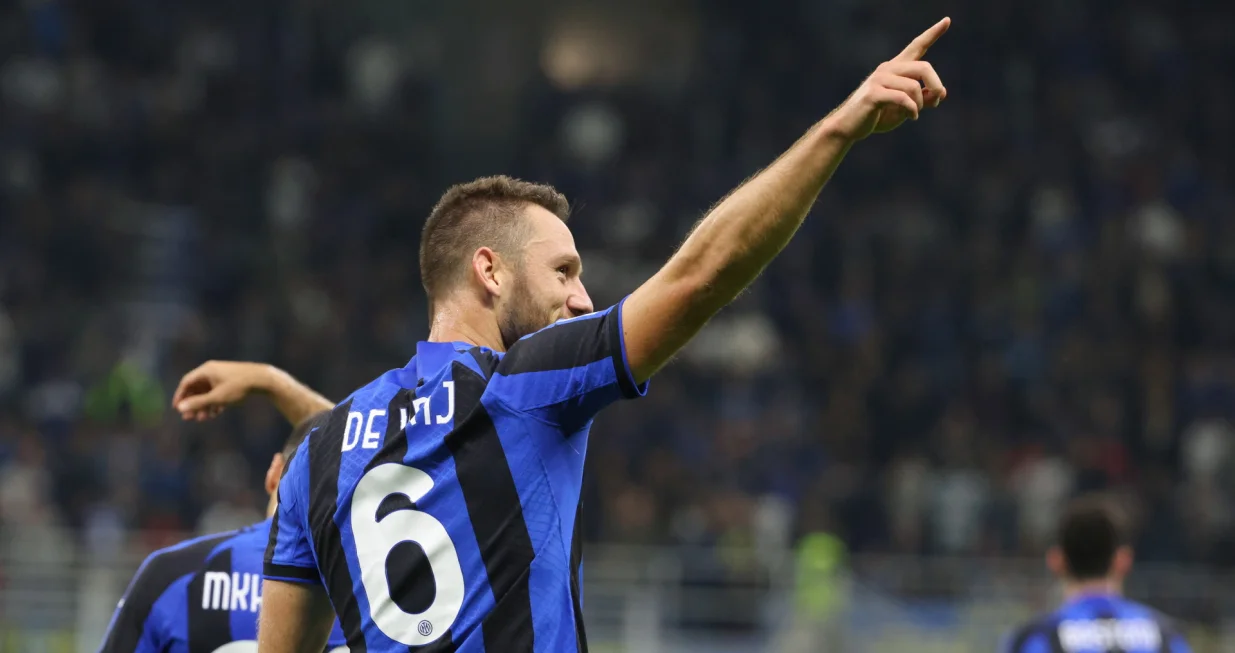 epa10274017 Inter Milan's Stefan de Vrij celebrates after scoring the 1-0 goal during the Italian Serie A soccer match between FC Inter and Sampdoria, in Milan, Italy, 29 October 2022. EPA/MATTEO BAZZI/Foto: Matteo Bazzi
