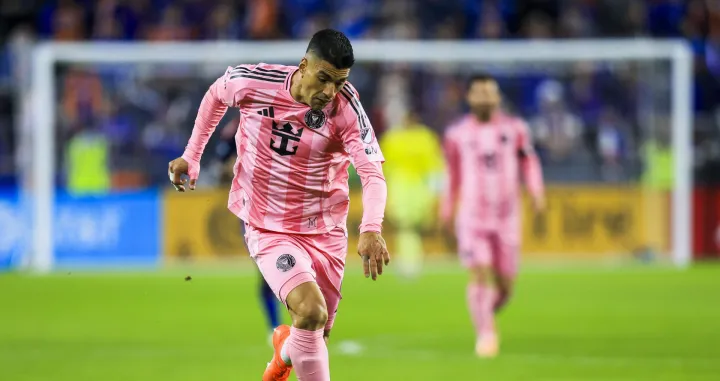 Nov 23, 2025; Cincinnati, Ohio, USA; Inter Miami CF forward Luis Suarez (9) dribbles against FC Cincinnati in the second half at TQL Stadium. Mandatory Credit: Katie Stratman-Imagn Images/Foto: Katie Stratman