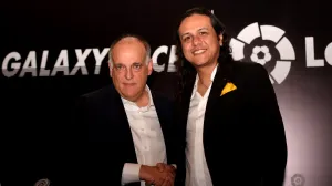 epa10354619 Spanish LaLiga president Javier Tebas (L) shakes hands with Galaxy Racer CEO Paul Roy (R) during the signing of an agreement between Spanish soccer league LaLiga and the Dubai-based esports, gaming and lifestyle organisation Galaxy Racer in Dubai, United Arab Emirates, 08 December 2022. EPA/MARTIN DOKOUPIL/Foto: Martin Dokoupil