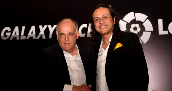 epa10354619 Spanish LaLiga president Javier Tebas (L) shakes hands with Galaxy Racer CEO Paul Roy (R) during the signing of an agreement between Spanish soccer league LaLiga and the Dubai-based esports, gaming and lifestyle organisation Galaxy Racer in Dubai, United Arab Emirates, 08 December 2022. EPA/MARTIN DOKOUPIL/Foto: Martin Dokoupil