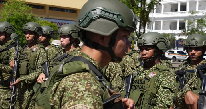 BUENAVENTURA, Kolumbija - 13. maj 2025:Snage sigurnosti Kolumbije provode opsežnu operaciju suzbijanja kriminalnih aktivnosti u najprometnijoj kolumbijskoj pacifičkoj luci u Buenaventuri.Vojska je postavila kontrolne punktove i koordinira operacijom. Buenaventura se dugo bori s nasiljem povezanim s trgovinom drogom i oružanim grupama (Juancho Torres - Anadolu Agency)/