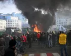 BRISEL, BELGIJA - 18. DECEMBAR: Hiljade poljoprivrednika okupilo se i pale vatre tokom protesta protiv planiranog sporazuma o slobodnoj trgovini izmeД'u Evropske unije i JuЕѕnog zajedniДЌkog trЕѕiЕЎta (MERCOSUR) i predloЕѕenog smanjenja poljoprivrednih subvencija u buduД&Dagger;em budЕѕetu EU tokom Samita lidera EU u Briselu. (Dursun Aydemir - Anadolu Agency)/