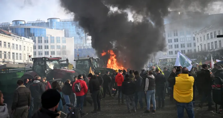 BRISEL, BELGIJA - 18. DECEMBAR: Hiljade poljoprivrednika okupilo se i pale vatre tokom protesta protiv planiranog sporazuma o slobodnoj trgovini izmeД'u Evropske unije i JuЕѕnog zajedniДЌkog trЕѕiЕЎta (MERCOSUR) i predloЕѕenog smanjenja poljoprivrednih subvencija u buduД&Dagger;em budЕѕetu EU tokom Samita lidera EU u Briselu. (Dursun Aydemir - Anadolu Agency)/
