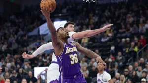 Dec 18, 2025; Salt Lake City, Utah, USA; Los Angeles Lakers guard Marcus Smart (36) shoots against Utah Jazz center Jusuf Nurkic (30) during the first quarter at Delta Center. Mandatory Credit: Chris Nicoll-Imagn Images/Foto: Chris Nicoll