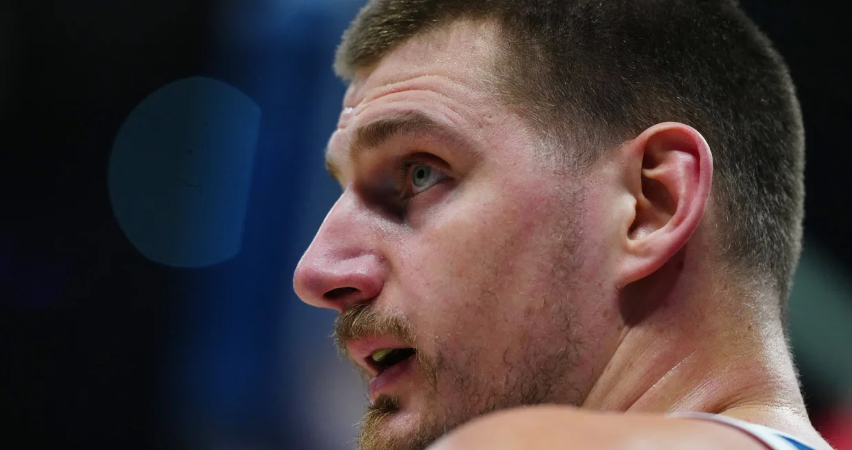 Dec 18, 2025; Denver, Colorado, USA; Denver Nuggets center Nikola Jokic (15) during the fourth quarter against the Orlando Magic at Ball Arena. Mandatory Credit: Ron Chenoy-Imagn Images/Foto: Ron Chenoy