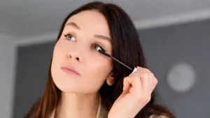 Tuš za oči u make-up rutini//