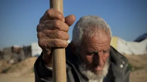 Već više od dvije godine Yousef Abu Hatab (65) obavlja težak i neprekidan posao ukopa palestinskih žrtava u masovne grobnice širom Pojasa Gaze.Od 15. oktobra 2023. godine, kako procjenjuje, sahranio je između 17.000 i 18.000 ljudi/Abdallah F.s. Alattar