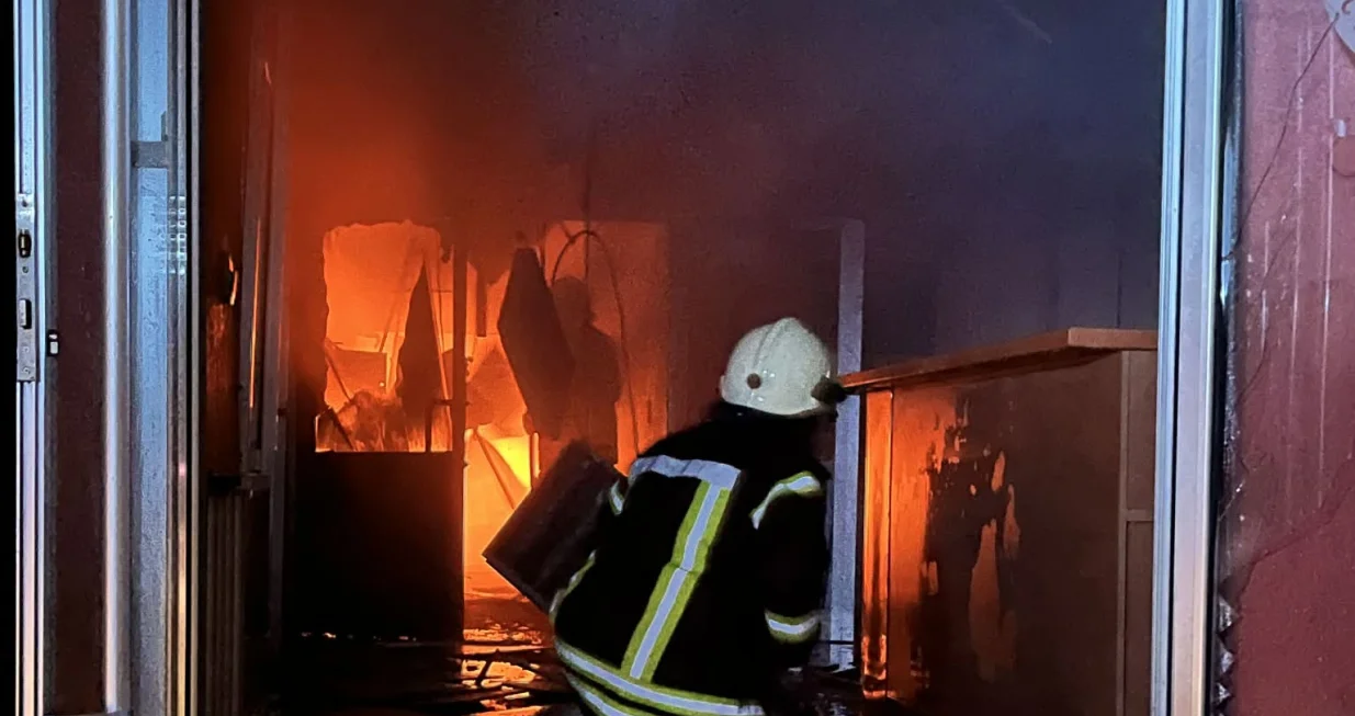 Požar u Kiseljaku, gori objekat Globus konfekcije/Mahalla.ba