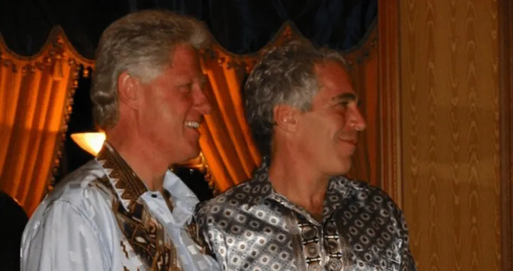 Jedna od fotografija iz objavljenih dokumenata Jeffreya Epsteina, na kojoj su Jeffrey Epstein i Bill Clinton//