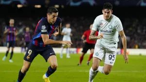epa10239519 FC Barcelona's striker Robert Lewandowski (L) in action against Inter's Alessandro Bastoni (R) during the UEFA Champions League Group C soccer match between FC Barcelona and FC Internazionale Milano, in Barcelona, eastern Spain, 12 October 2022. EPA/Enric Fontcuberta/Foto: Enric Fontcuberta