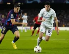 epa10239519 FC Barcelona's striker Robert Lewandowski (L) in action against Inter's Alessandro Bastoni (R) during the UEFA Champions League Group C soccer match between FC Barcelona and FC Internazionale Milano, in Barcelona, eastern Spain, 12 October 2022. EPA/Enric Fontcuberta/Foto: Enric Fontcuberta