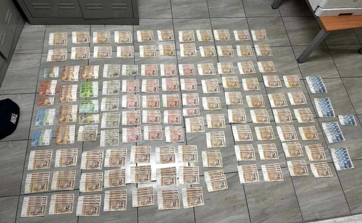 Akcija MUP TK u Tuzli: Uhap&scaron;en bjegunac iz Živinica, pronađeni droga, oružje, novac//