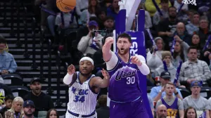 Dec 20, 2025; Salt Lake City, Utah, USA; Utah Jazz center Jusuf Nurkic (30) makes a pass against Orlando Magic center Wendell Carter Jr. (34) during the second half at Delta Center. Mandatory Credit: Rob Gray-Imagn Images/Foto: Rob Gray