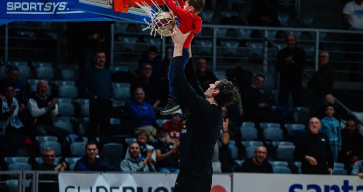 Boban Marjanović pomaže dječaku da zakuca/Foto: 